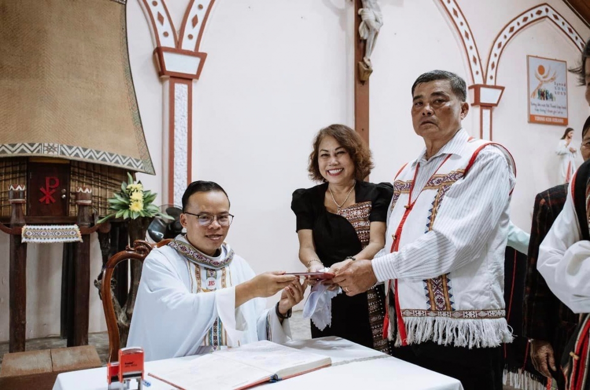 chuyen showbiz hoa hau hoan vu doi luat, khong gioi han tuoi du thi hinh anh 6