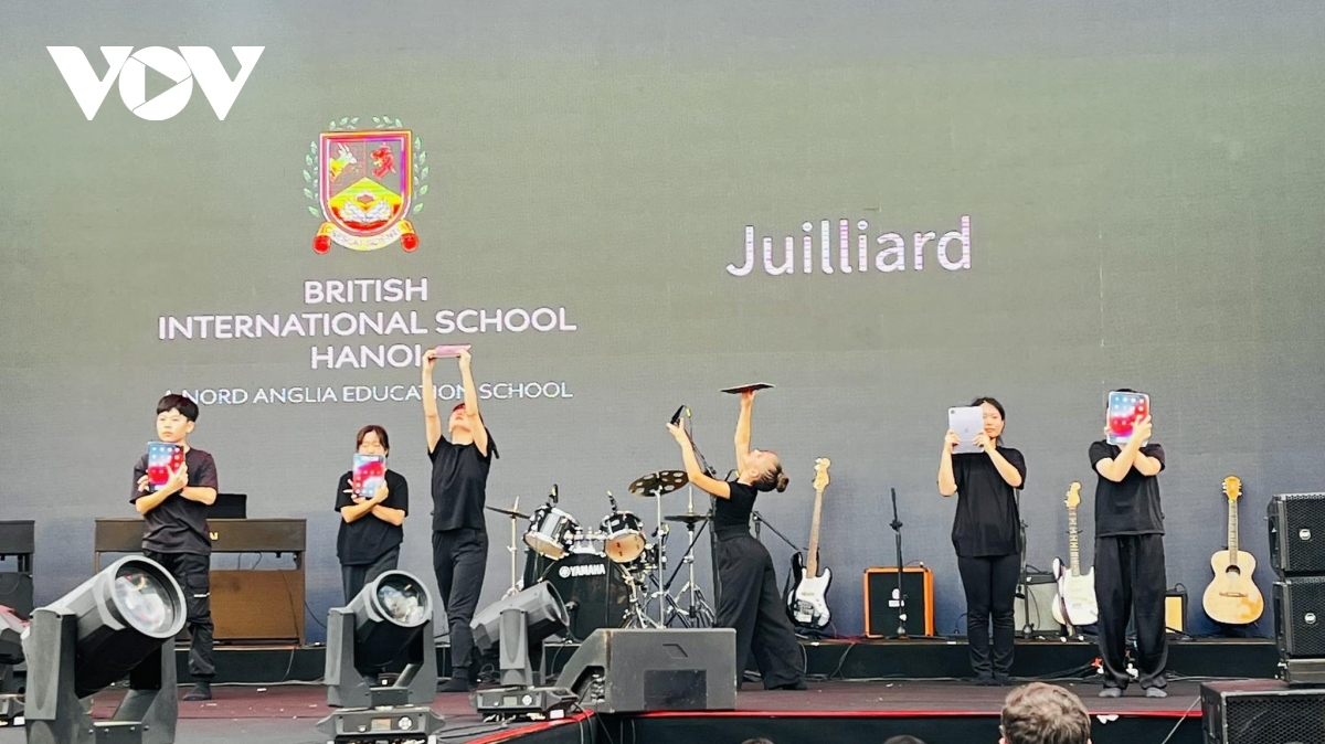 band 911 entertain spectators at uk festival 2023 in hanoi picture 7 band 911 entertain spectators at uk festival 2023 in hanoi picture 7