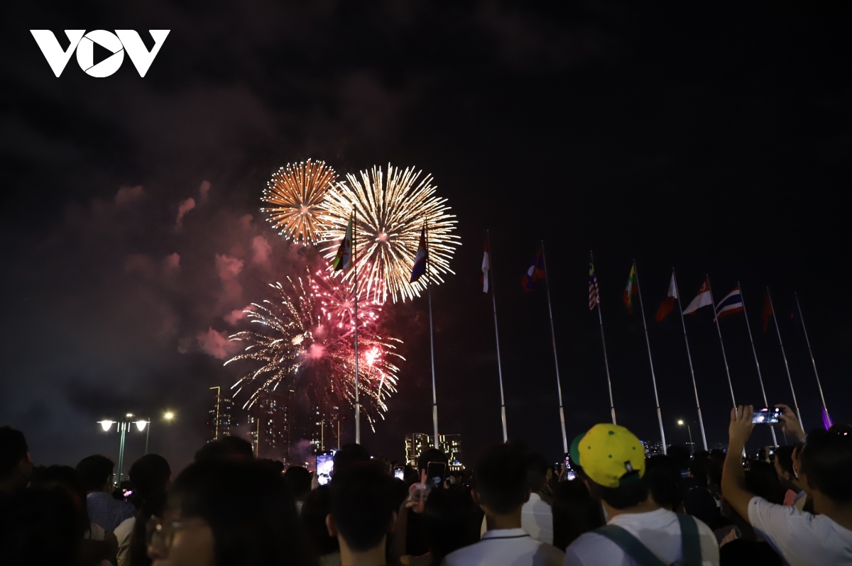 spectacular fireworks display lights up hcm city skies on national day picture 7