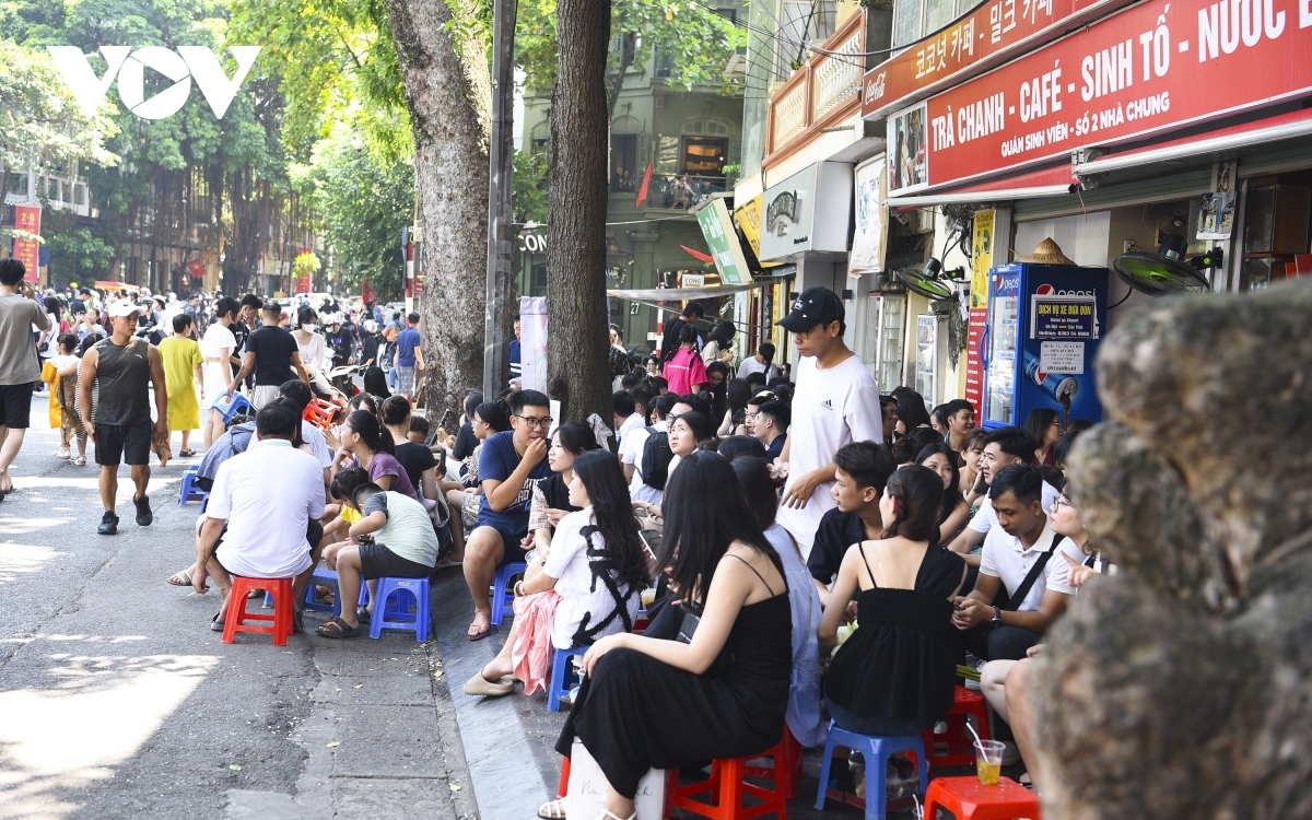 hoan kiem lake, hanoi cathedral draw big crowds on first day of national holiday picture 7