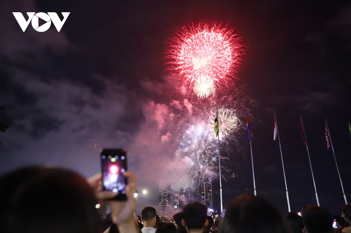 spectacular fireworks display lights up hcm city skies on national day picture 8