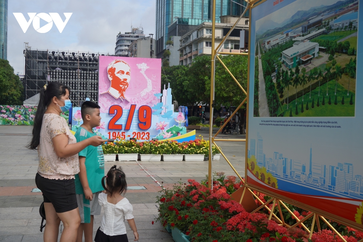 Residents visit a photo exhibition at Nguyen Hue walking street.