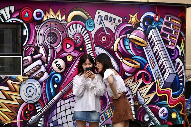 discovering european street style in the heart of hanoi picture 9