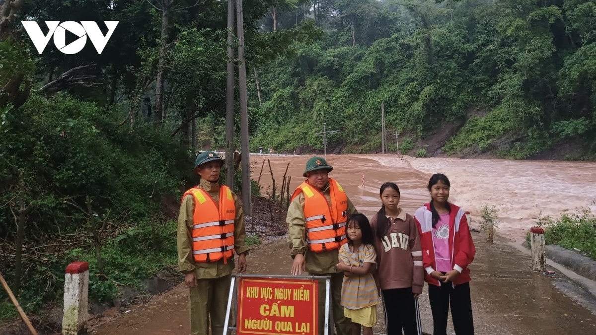 Many roads have been totally impassable due to heavy landslides and violent floodwaters. Relevant forces have erected signs to warn people of danger areas.