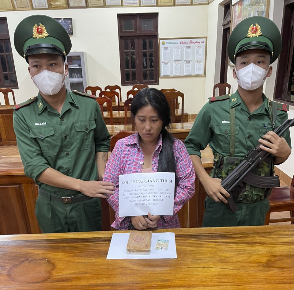 bat qua tang nguoi phu nu dang di ban 1 banh heroin hinh anh 1