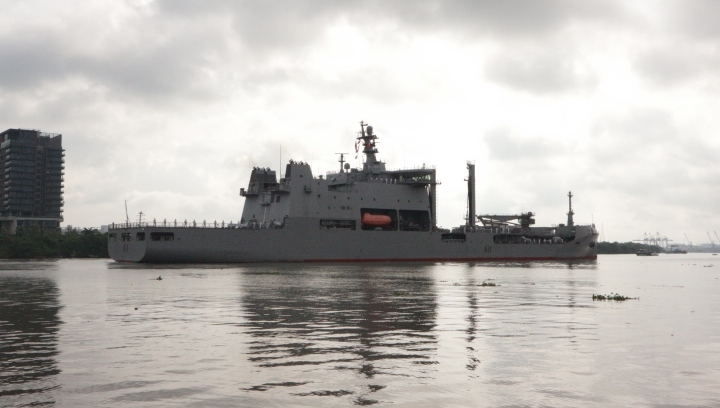 two royal new zealand navy ships dock at saigon port on goodwill visit picture 1