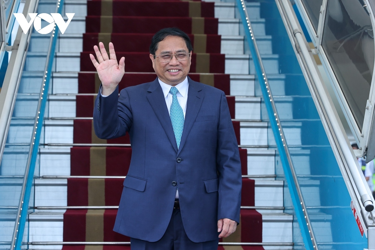 pm pham minh chinh leaves hanoi for 43rd asean summit in indonesia picture 1