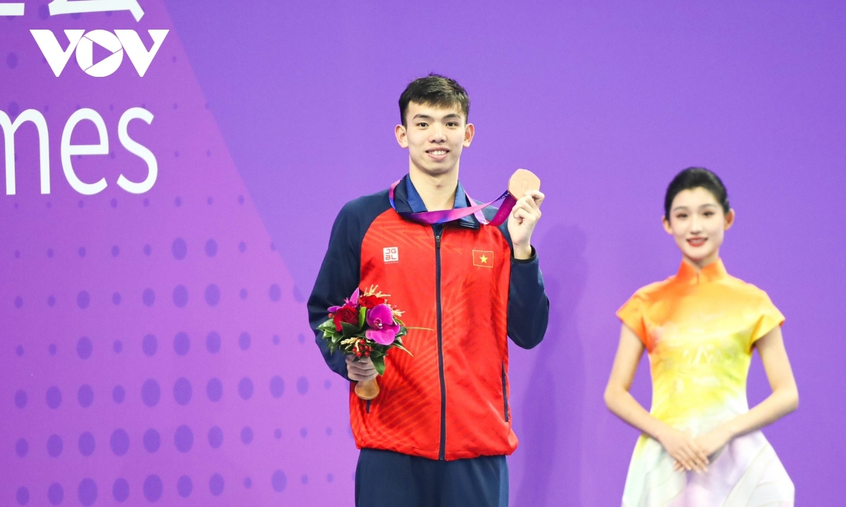 swimmer huy hoang wins asiad medal, 2024 olympics ticket picture 1