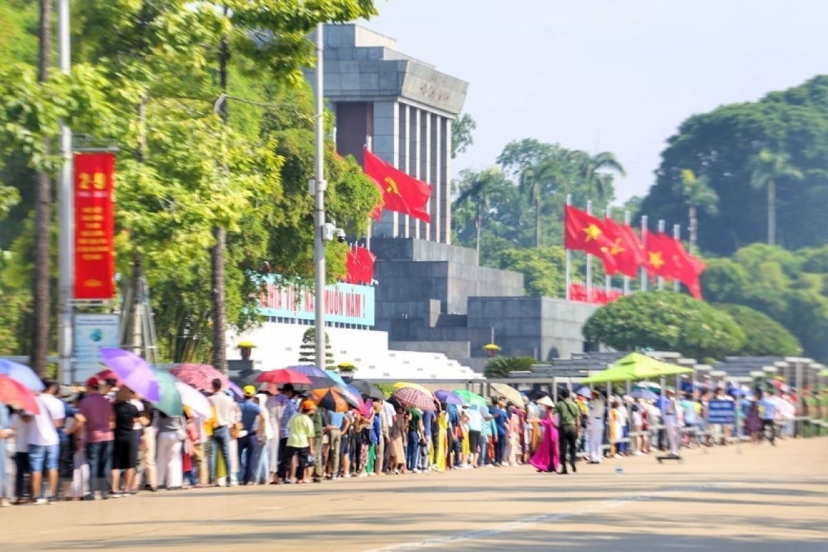 Despite the blazing sunshine, visitors flock to the Mausoleum to express their gratitude to President Ho Chi Minh, an individual who devoted his entire life to the cause of national independence and freedom.