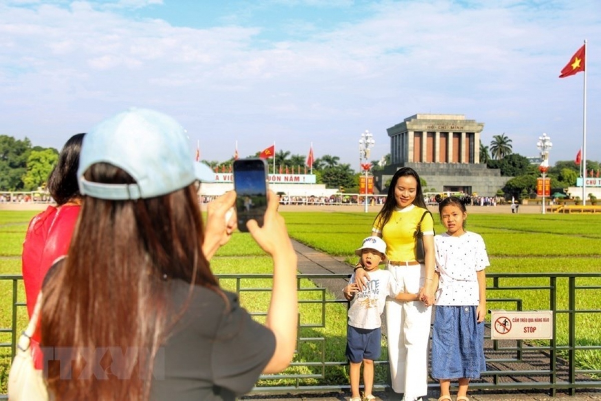 thousands visit ho chi minh mausoleum on national day picture 6