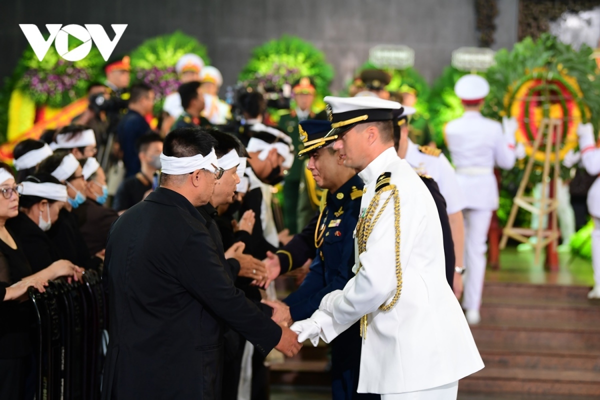 party, state leader pay tribute to sen. lieu. gen. nguyen chi vinh picture 3