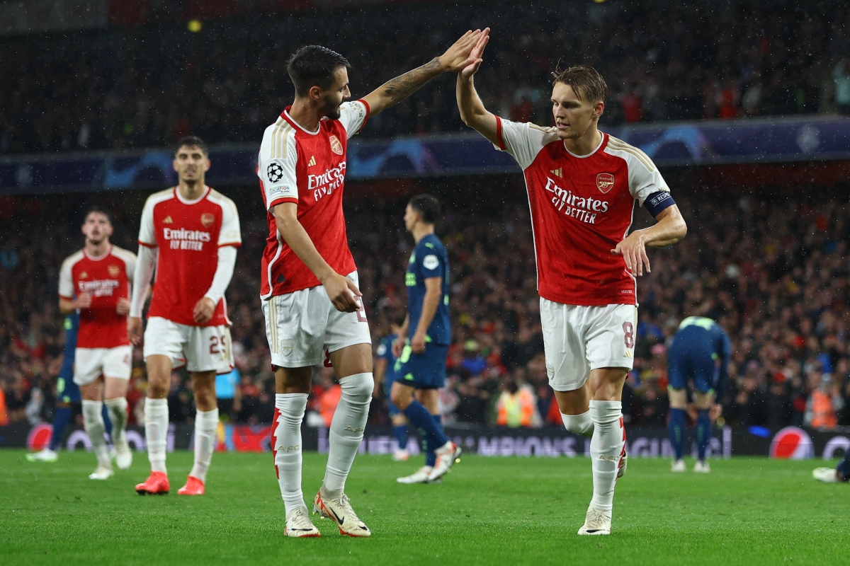 arsenal thang tung bung trong ngay tro lai cup c1 chau Au hinh anh 12