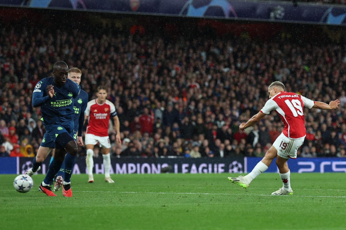 arsenal thang tung bung trong ngay tro lai cup c1 chau Au hinh anh 5