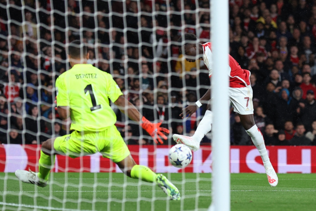 arsenal thang tung bung trong ngay tro lai cup c1 chau Au hinh anh 3