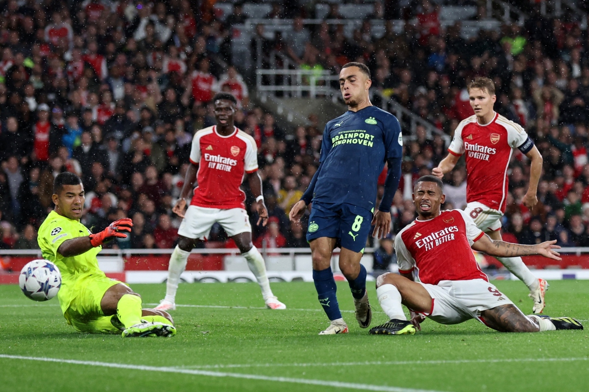 arsenal thang tung bung trong ngay tro lai cup c1 chau Au hinh anh 6