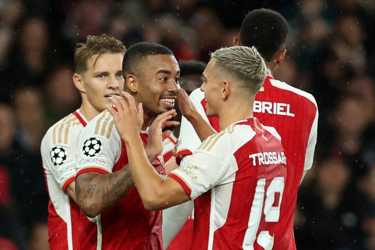arsenal thang tung bung trong ngay tro lai cup c1 chau Au hinh anh 8