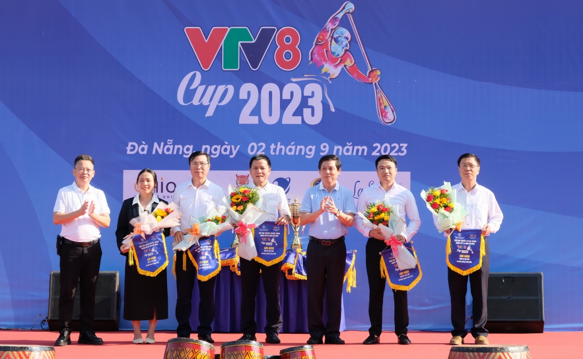 Người dân và du khách hào hứng cổ vũ đua thuyền trên sông Hàn