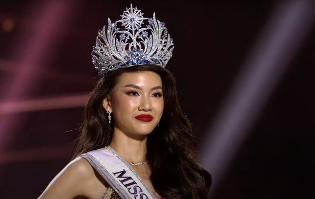 Siêu mẫu Bùi Quỳnh Hoa đăng quang Miss Universe Vietnam 2023