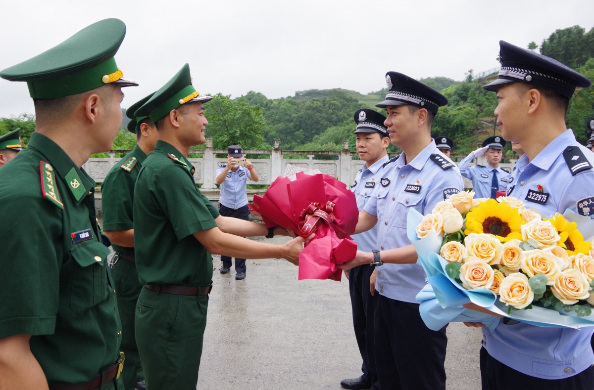 bien phong cao bang chung tay xay tinh huu nghi, giu vung binh yen noi bien gioi hinh anh 2