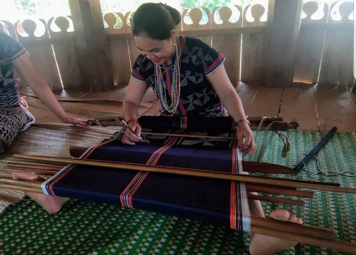 co tu ethnic people keep their traditional brocade weaving alive picture 1