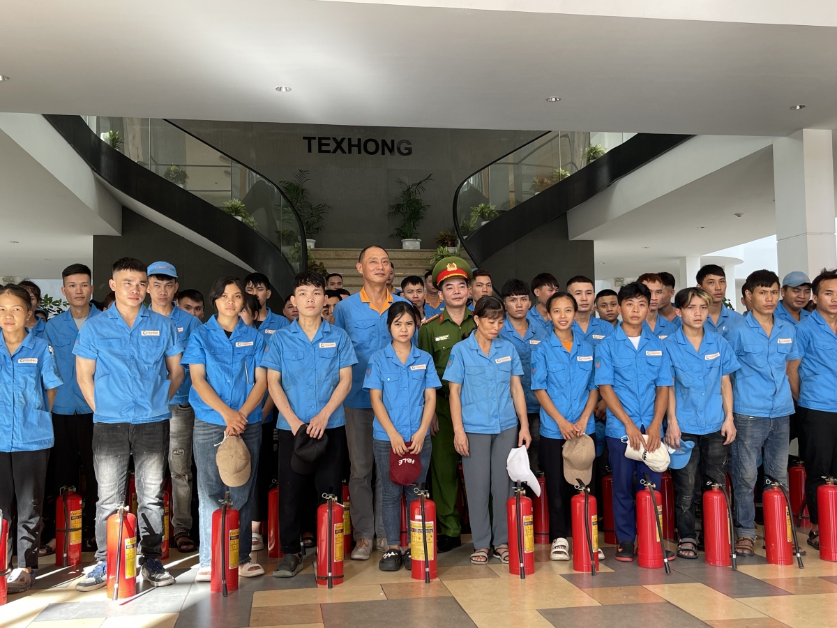 Quảng Ninh đẩy mạnh phong trào “Nhà tôi có bình chữa cháy”