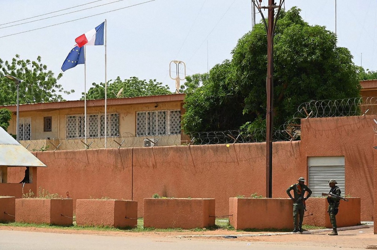 Quang cảnh bên ngoài Đại sứ quán Pháp tại Niger. Ảnh: AFP.

