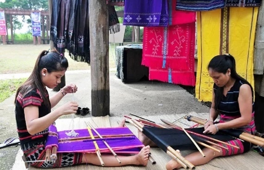 Co Tu ethnic people keep their traditional brocade weaving alive