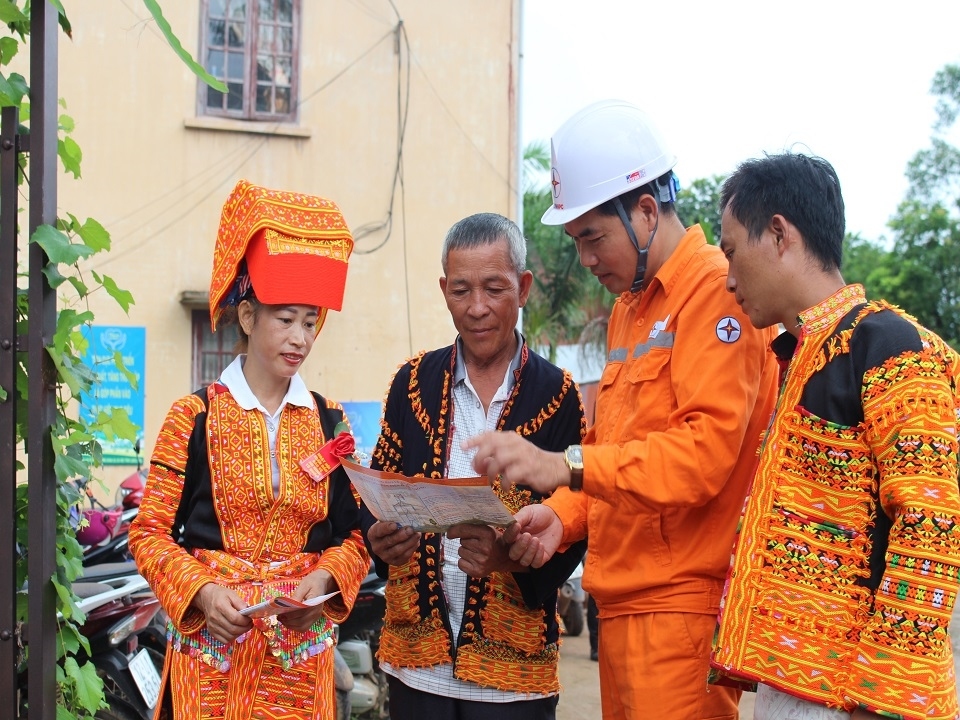 evnnpc day manh tuyen truyen an toan dien den voi nguoi dan hinh anh 1