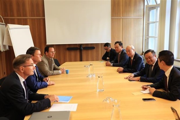 hanoi delegation pays working visit to switzerland picture 1