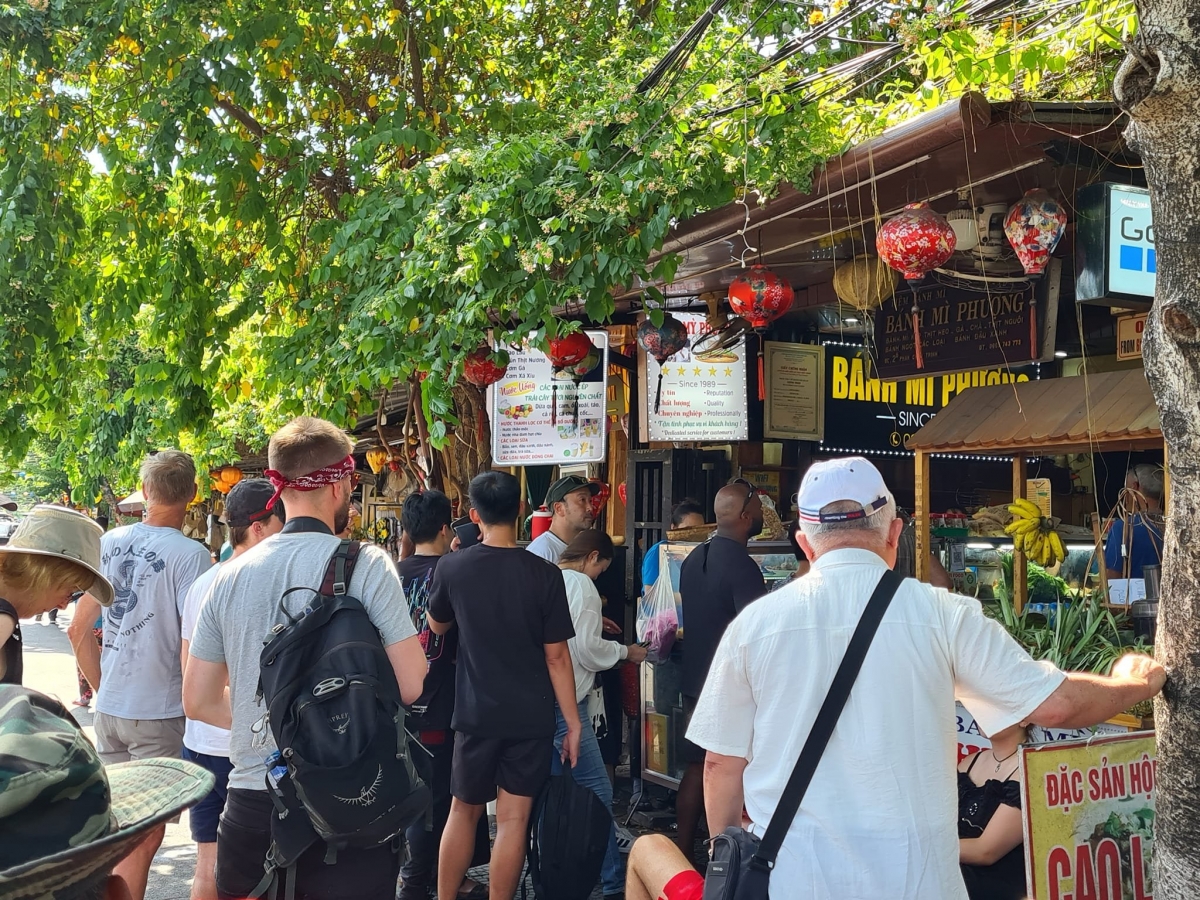 Thông tin mới nhất vụ hơn 90 người bị ngộ độc sau khi ăn bánh mì Phượng
