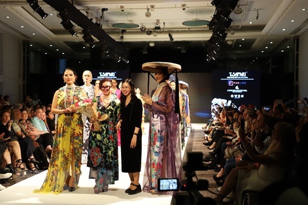 vietnamese designer attracts attention at house of ikons fashion week 2023 picture 1