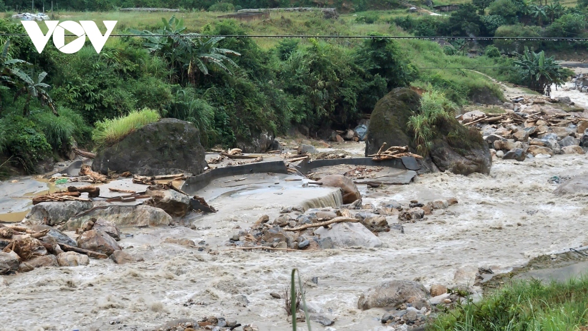 flash floods sweep away three people in northern lao cai province picture 4
