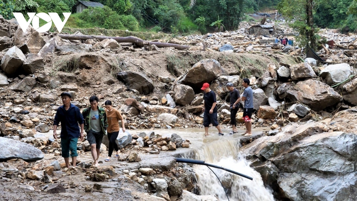 flash floods sweep away three people in northern lao cai province picture 9