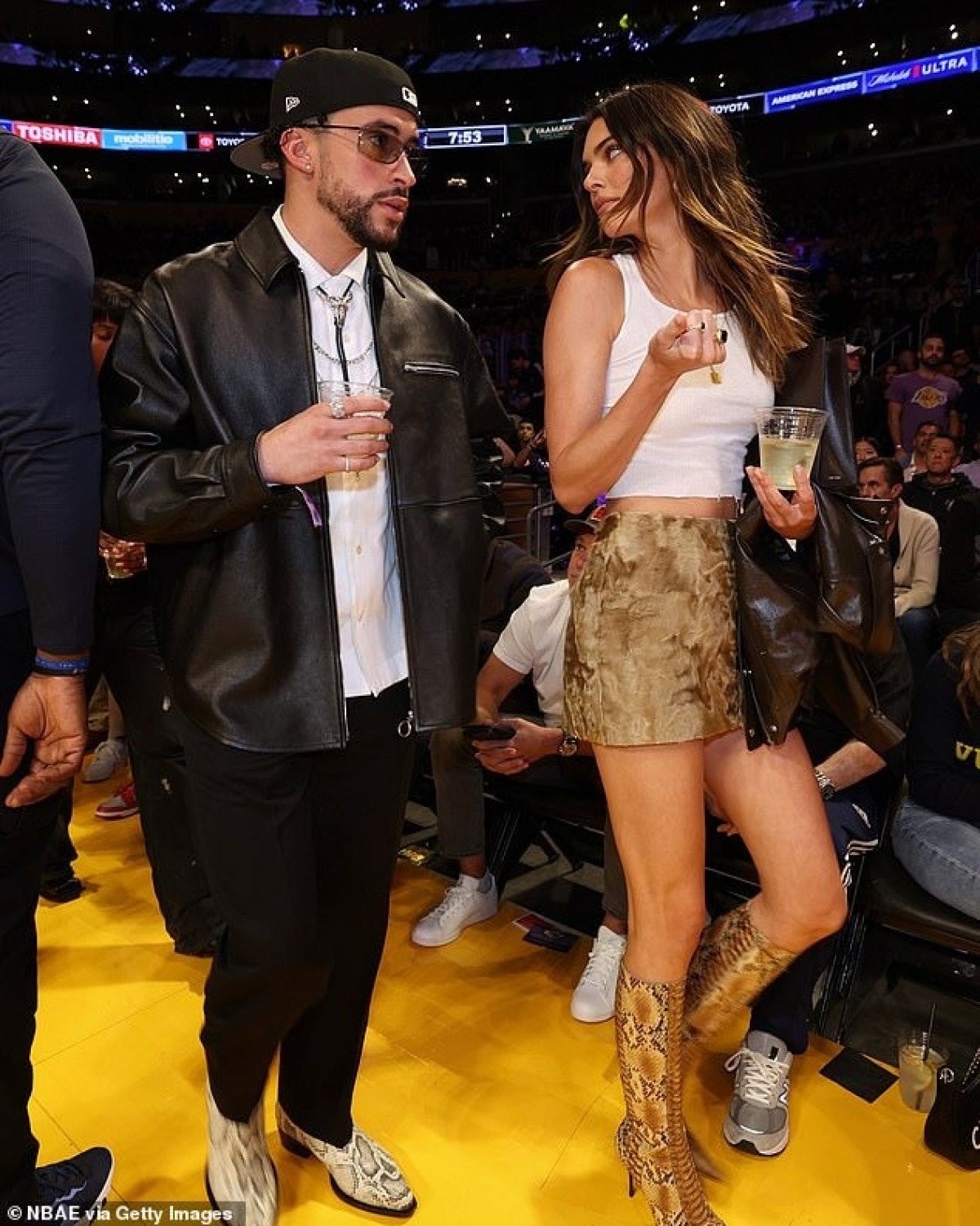 kendall jenner giản dị xuống phố hẹn hò cùng bạn trai bad bunny hình ảnh 5 kendall jenner gian di xuong pho hen ho cung ban trai bad bunny hinh anh 5