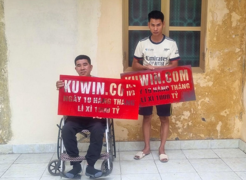Hai thợ sơn đi các ngõ hẻm, phun quảng cáo "lì xì 1.000 tỷ" lên tường nhà dân