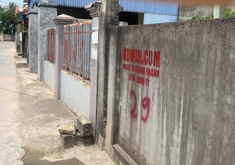 hai tho son di cac ngo hem, phun quang cao li xi 1.000 ty len tuong nha dan hinh anh 3