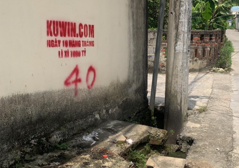 hai tho son di cac ngo hem, phun quang cao li xi 1.000 ty len tuong nha dan hinh anh 2