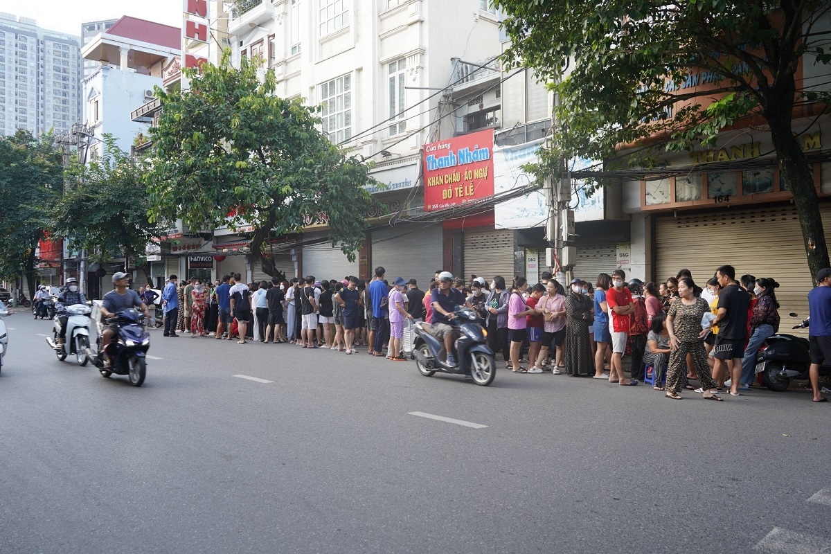 Chen nhau, xếp hàng từ nửa đêm… mua bánh trung thu tại Hải Phòng