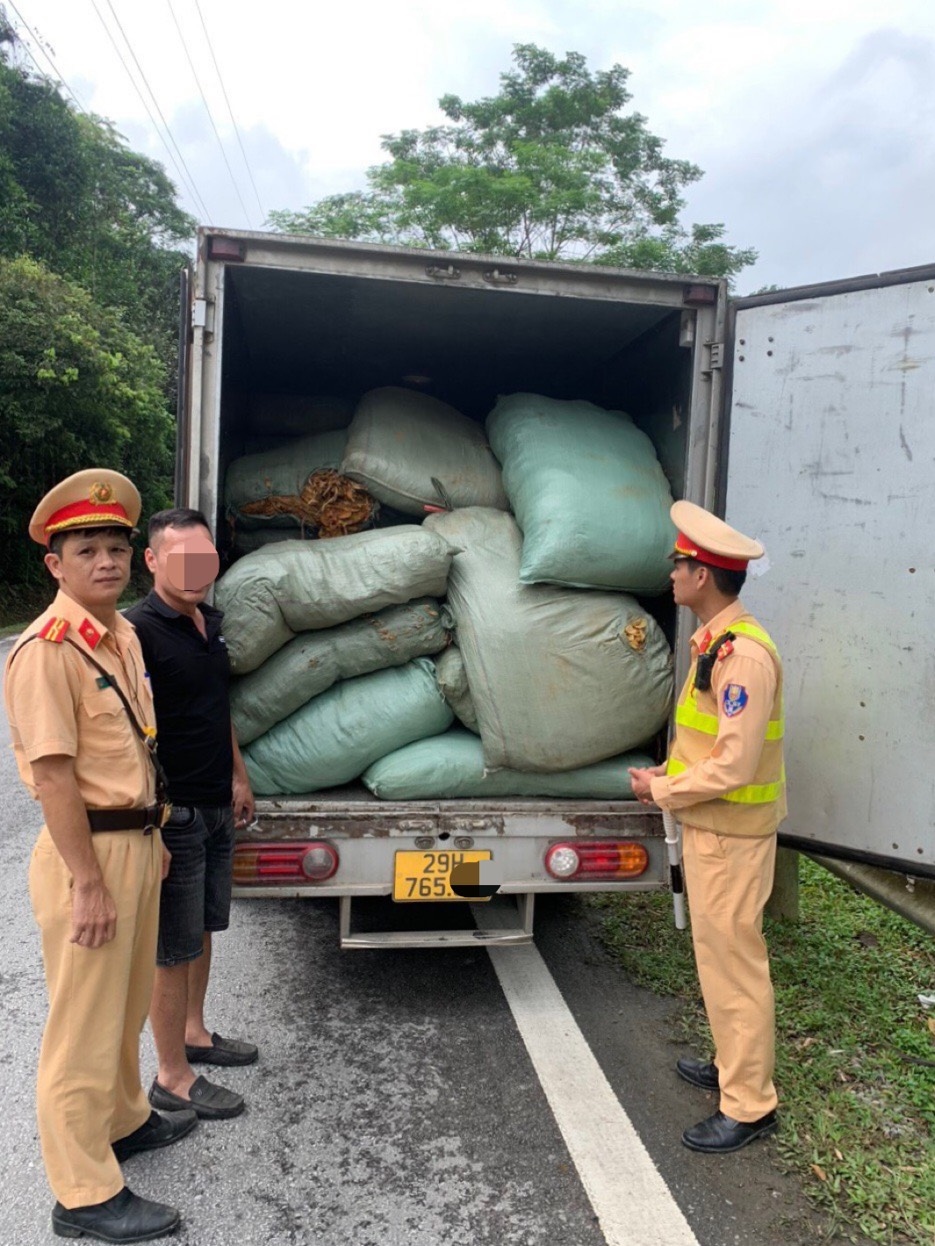 xe thư báo chở hàng hóa không rõ nguồn gốc ở cao bằng hình ảnh 1 xe thu bao cho hang hoa khong ro nguon goc o cao bang hinh anh 1