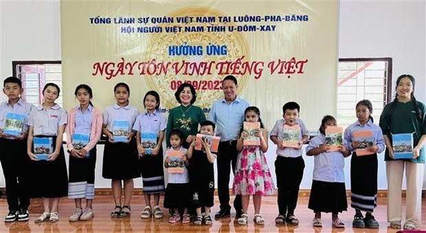 oversea vietnamese in laos respond to day for honouring vietnamese language picture 1