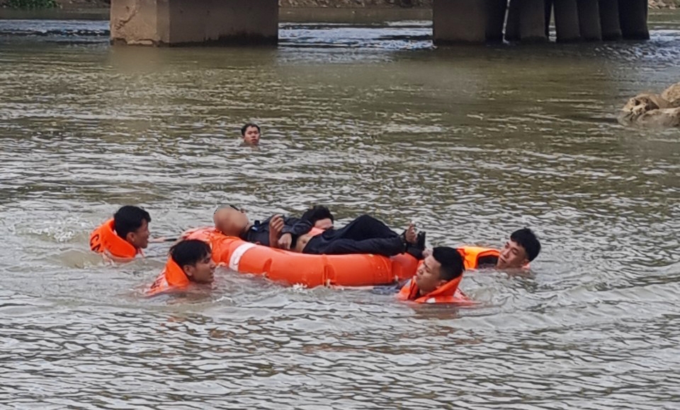 Va chạm với tàu hỏa, nam thanh niên rơi xuống sông tử vong