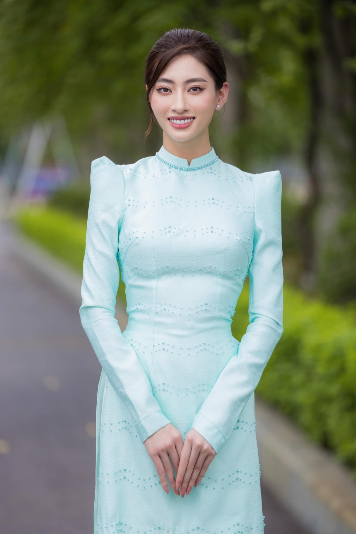 hoa hau luong thuy linh khoe dang thon voi ao dai cach dieu hinh anh 3