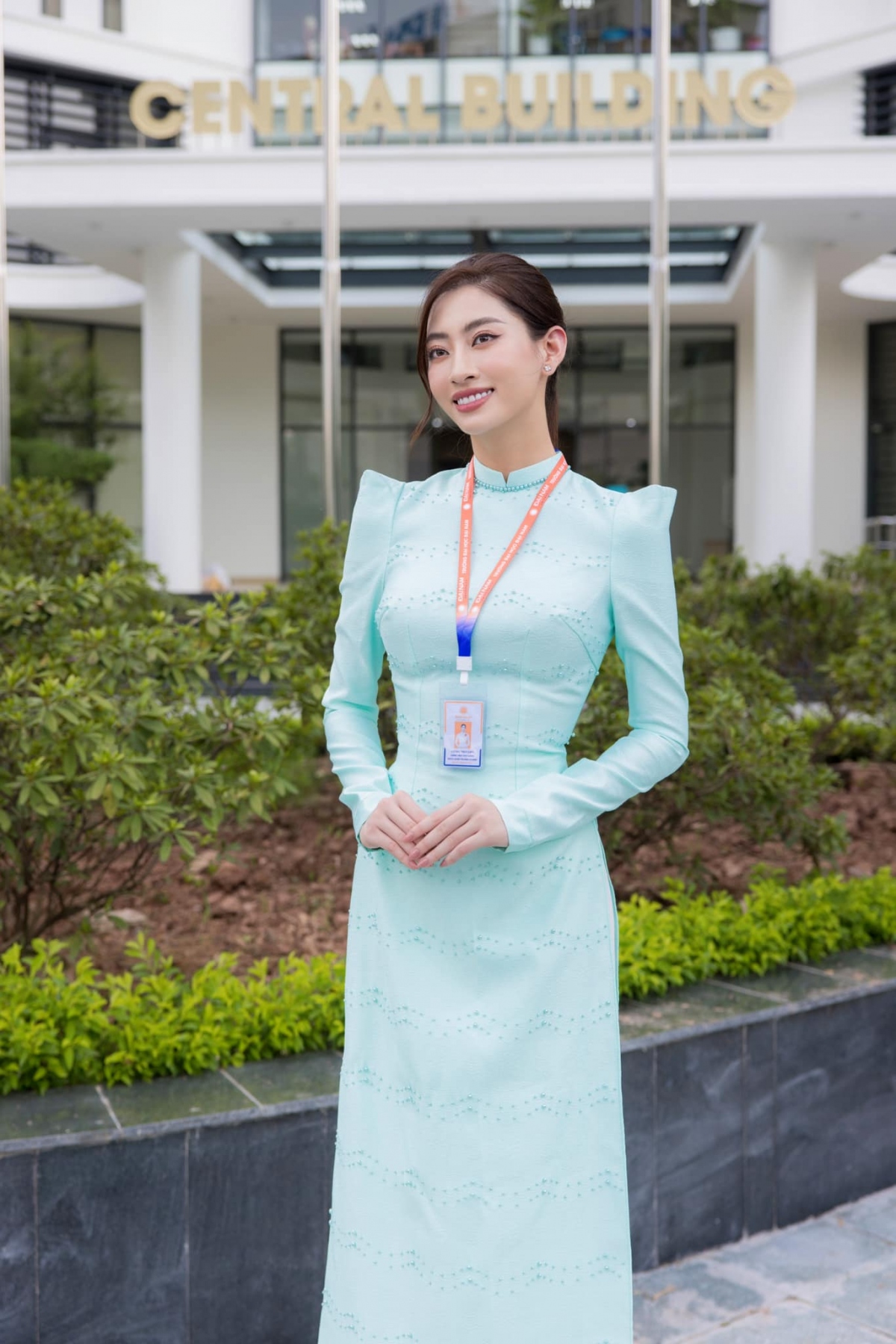 hoa hau luong thuy linh khoe dang thon voi ao dai cach dieu hinh anh 4