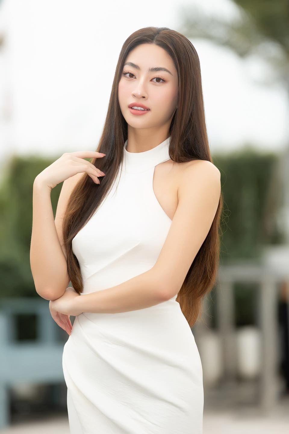 hoa hau luong thuy linh khoe dang thon voi ao dai cach dieu hinh anh 7