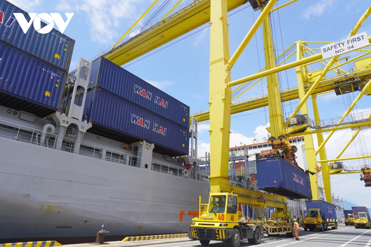 da nang port receives first container ship to transport cargo to us picture 1