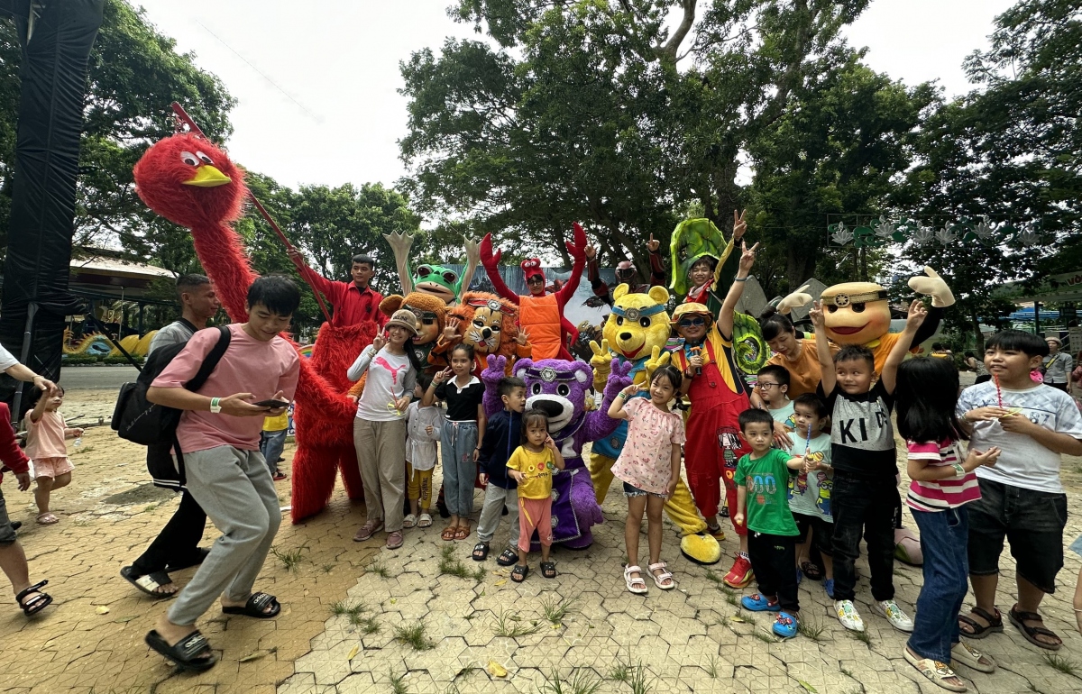 các khu vui chơi ở tp.hcm vẫn đông đúc nhộn nhịp trong ngày thứ 3 của kỳ nghỉ lễ hình ảnh 6 cac khu vui choi o tp.hcm van dong duc nhon nhip trong ngay thu 3 cua ky nghi le hinh anh 6