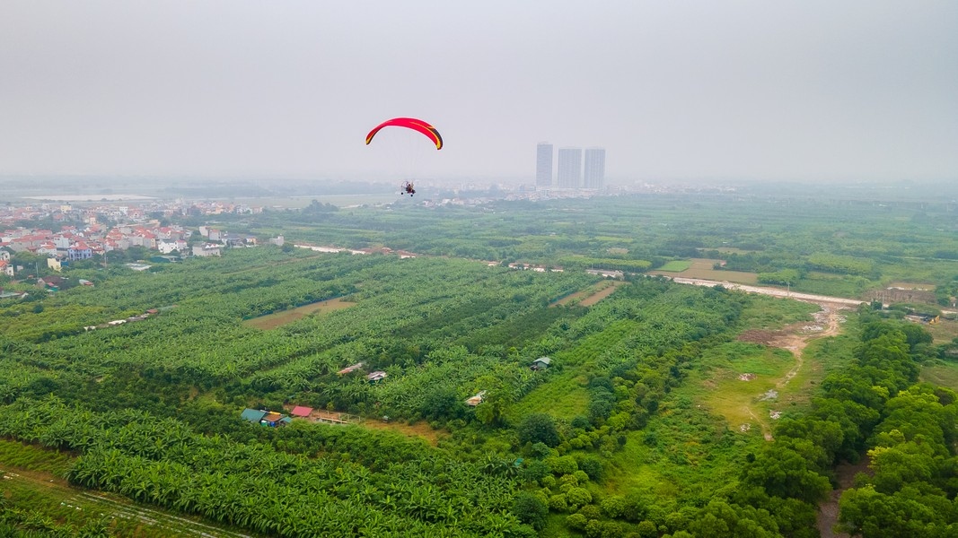 passengers enjoy debut of spectacular paragliding service over hanoi picture 1