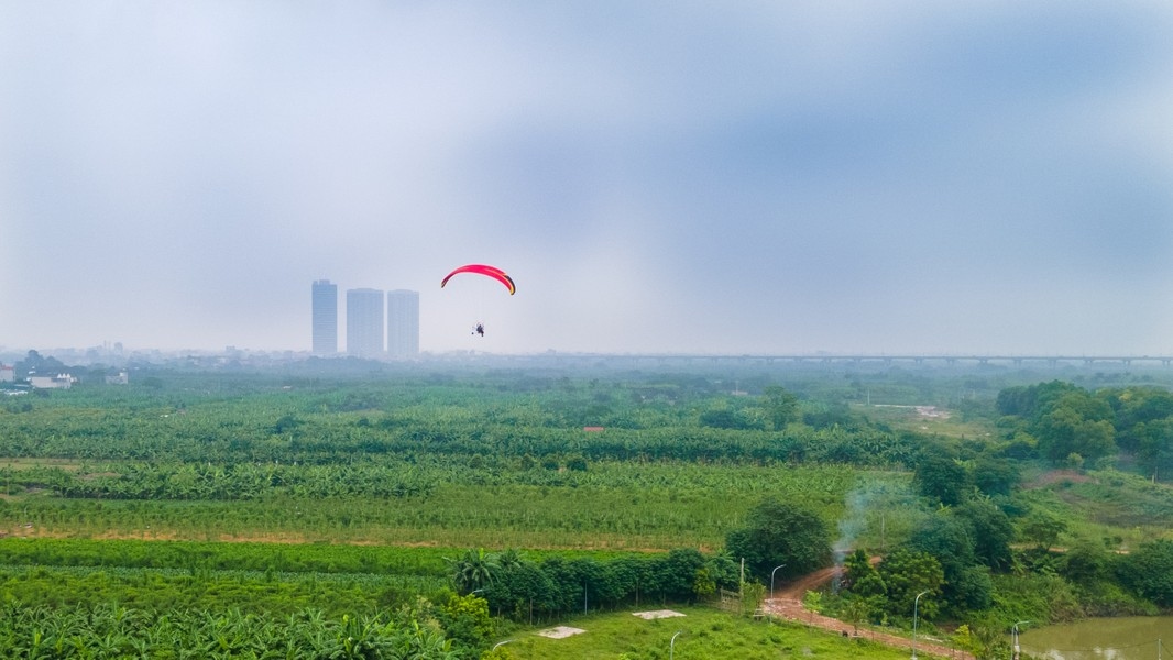passengers enjoy debut of spectacular paragliding service over hanoi picture 10