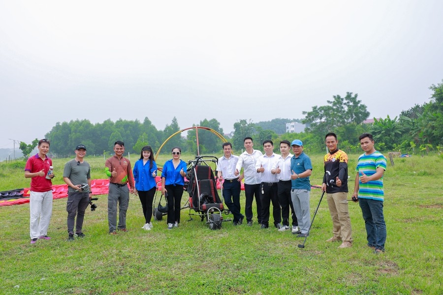 passengers enjoy debut of spectacular paragliding service over hanoi picture 3