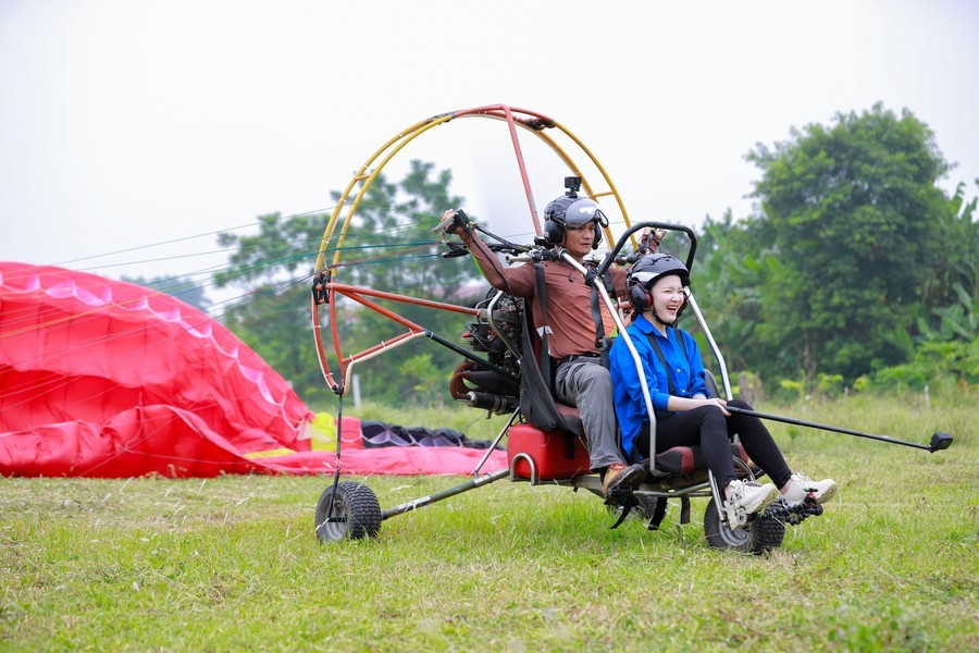 passengers enjoy debut of spectacular paragliding service over hanoi picture 6